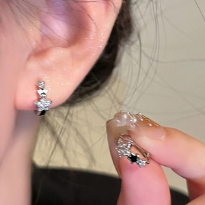 Pendientes de aro con estrella de circonita plateada en el estilo minimalista