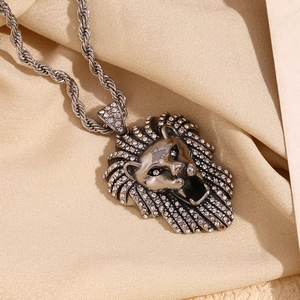 Vue détaillée du pendentif lion hip hop plaqué or 18 carats avec cristaux et chaîne torsadée
