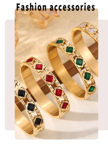 Detalle de brazaletes de acero inoxidable dorado PVD con gemas cuadradas de colores