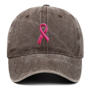 Détail de la broderie ruban rose sur casquette en coton délavé au style vintage