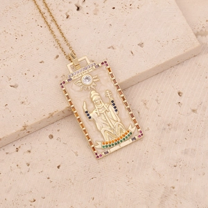 Détail du pendentif de carte de tarot Le Hiérophante en finition dorée et cristaux