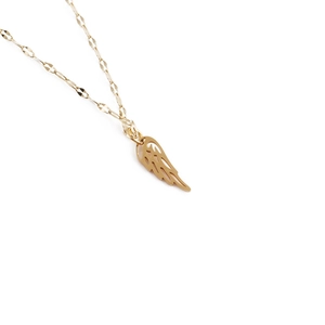 Elegante collana con ciondolo ala d'angelo in acciaio al titanio dorato su sfondo bianco