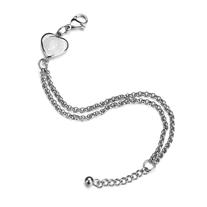 Détail d'un bracelet à double chaîne avec pendentif en forme de cœur Notre-Dame de Guadalupe