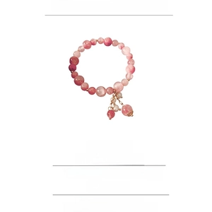 Détail du bracelet en perles de cristal rose avec pendentifs montrant les dimensions