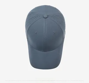 Vista dall'alto di un berretto sportivo traspirante con fori di ventilazione laser blu-grigio