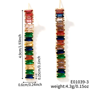 Diagramme détaillé des boucles d'oreilles à pompons en cristal avec dimensions et poids