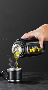Detail of high-capacity glass tea infuser bottle with 80-mesh fine metal filter
