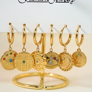 Goldenes Ohrring-Set mit Meeres-Elementen, Sonnen-Anhängern und bunten Kristallen
