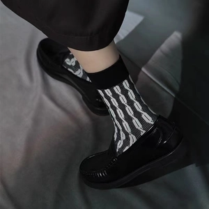Vue détaillée de chaussettes mi-mollet en coton à rayures noires et blanches