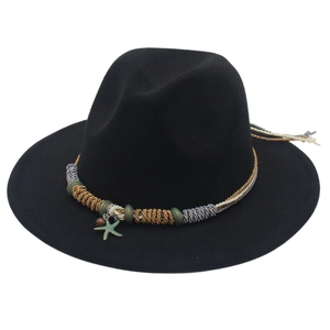 Dettaglio cappello fedora nero con corde colorate intrecciate e ciondolo a stella marina