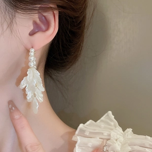 Elegant pearl and white petal tassel earrings for women with French retro aesthetic
