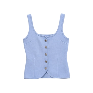 Gilet da donna in maglia azzurra con bottoni argentati e scollo a U su sfondo bianco