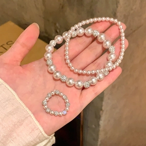 Détails macro d'un ensemble de trois bijoux en perles avec des accents de cristal