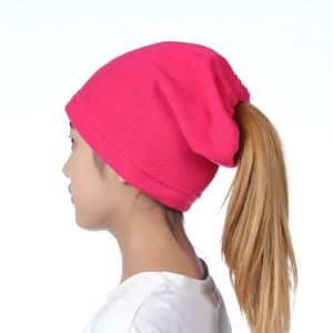 Détail d'un bonnet en polaire rose avec ouverture pratique pour queue de cheval