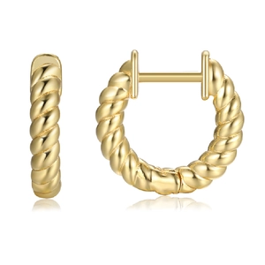 Detail von goldenen gedrehten Creolen mit Seildesign und sicherem Schnappverschluss