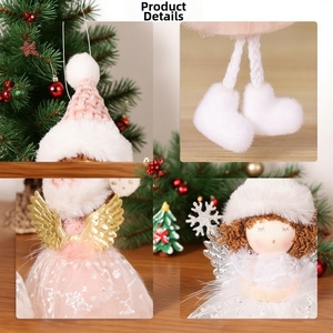 Détails de poupée ange de Noël montrant le bonnet tricoté et les ailes brillantes