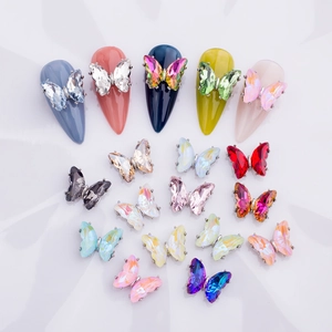 Decoración de uñas de mariposa de cristal 3D en varios colores sobre manicura