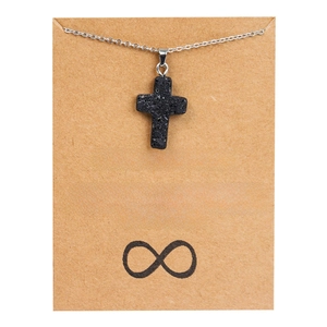 Détail du collier pendentif croix en pierre avec chaîne argentée sur carte d'amitié