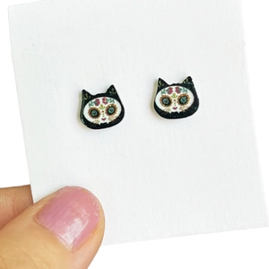 Tag der Toten Katzen-Ohrstecker mit bunten Blumenmustern auf weißer Karte