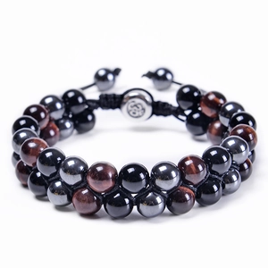 Makroaufnahme des zweilagigen Perlenarmbands mit Tigerauge-Stein und Om-Metallverschluss