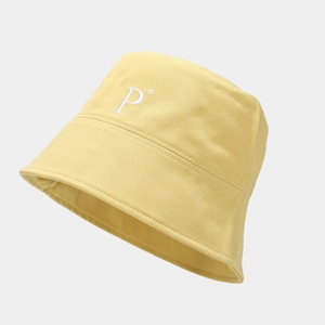 Vue détaillée latérale d'un chapeau bob en coton jaune avec une lettre P blanche brodée