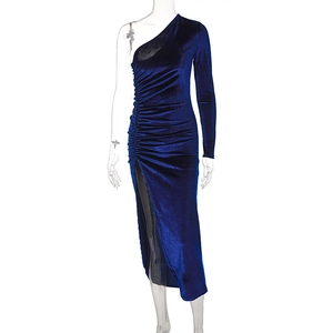 Marineblaues Samtkleid mit einer Schulter, langen Ärmeln, Seitlicher Raffung und Schlitz