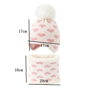 Détail de l'ensemble bonnet et écharpe pour bébé avec motif cœur et doublure polaire