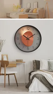 Vue détaillée d'une horloge murale moderne grise avec touche orange pour salon