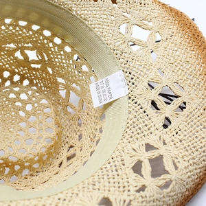 Dettaglio della trama del cappello in paglia 100% carta con etichetta e struttura interna