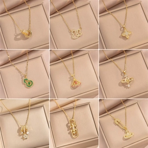 Colliers élégants en acier inoxydable plaqué or 18 carats avec divers pendentifs