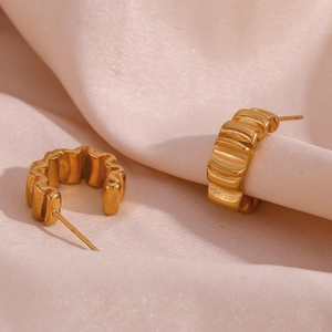 Gros plan détaillé des boucles d'oreilles C plissées en acier inoxydable plaqué or 18K