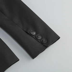 Détail du poignet tissé noir avec trois boutons assortis pour veste de tailleur chic