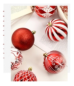Détails de boules de Noël rouges et blanches avec paillettes et motifs variés en gros plan