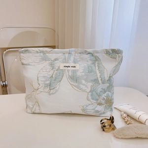 Trousse à maquillage jacquard floral élégante avec détails dorés et logo Simple Wish