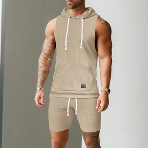 Détail de l'ensemble kaki tricoté pour homme avec débardeur à capuche et texture jacquard