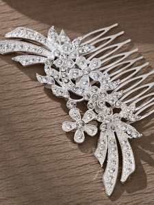 Detailansicht des silbernen Haarkamms mit Strasssteinen und elegantem Blumenquasten-Design