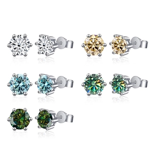 Λεπτομερής προβολή σκουλαρικιών moissanite με έξι δόντια σε πέντε διάφορα χρώματα
