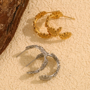 Boucles d'oreilles puces en forme de C marguerite dorées et argentées 18 carats