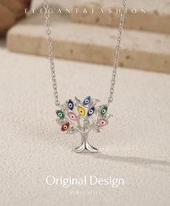 Makroaufnahme von S925 Silber Lebensbaum Anhänger mit bunten Evil Eye Perlen an feiner Kette