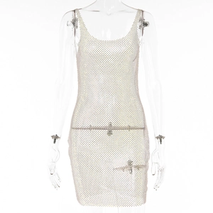 Détail de la mini-robe en maille dorée ornée de strass brillants et design ajouré