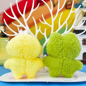 Vista posteriore che mostra la morbida texture pelosa dei ciondoli in peluche gialli e verdi