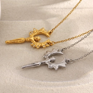 Vue détaillée de pendentifs ange en or et argent ornés de cristaux étincelants