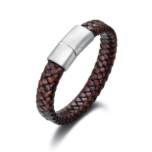 Détail du bracelet en cuir tressé marron et noir avec fermoir magnétique en acier brossé