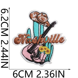 Λεπτομερής προβολή μεγέθους κεντημένου Nashville με ροζ κιθάρα και καπέλο καουμπόη