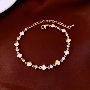 Elegante bracciale a quadrifoglio in oro con intarsi in conchiglia e cristalli