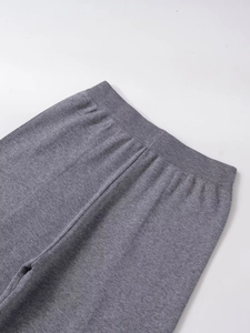 Détail de la taille élastique côtelée sur le pantalon large en maille grise douce