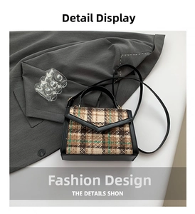 Détail du sac à carreaux vintage avec texture en tweed sur fond de costume gris