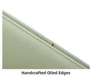 Détail du portefeuille vert clair montrant les bords huilés à la main et la double couture