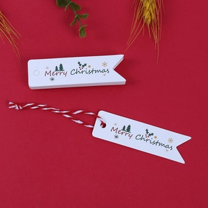 Etichette regalo di Natale bianche con stampa Merry Christmas e cordoncino bianco e rosso