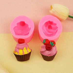 Détail du moule en silicone pour cupcake aux fraises et finition en résine avec cerise